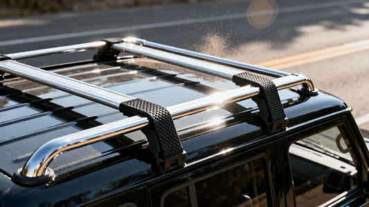 Schwarzer SUV mit Dachträger